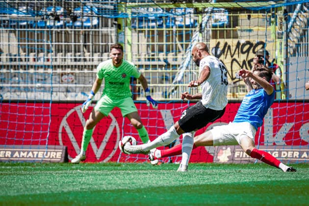 Deutschland: Fussball: bfv-Rothaus-Pokal 2025 2026 , Finale - VfR Mannheim vs SV Waldhof Mannheim - Carl-Benz-Stadion (Mannheim) : Terrence Boyd (SV Waldhof Mannheim, 13) Torschuss, Schuss, Torchance, am Ball Copyright: xBennetxLongx
