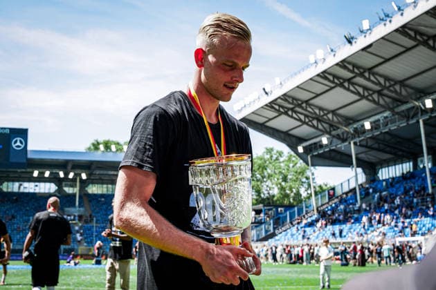 Deutschland: Fussball: bfv-Rothaus-Pokal 2025 2026 , Finale - VfR Mannheim vs SV Waldhof Mannheim - Carl-Benz-Stadion (Mannheim) : Janne Sietan (SV Waldhof Mannheim, 22) Pokal, Mimik, Gesichtsausdruck Copyright: xBennetxLongx