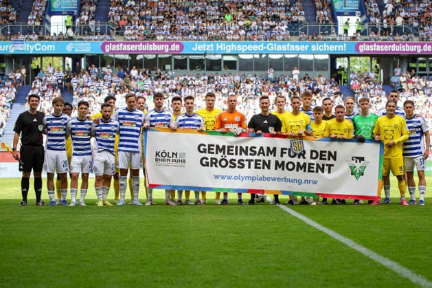 23.05.2026, GER, Fussball, Herren, Niederrheinpokal Finale, Saison 2025 2026, SC St. Tönis - MSV Duisburg die Mannschaften halten das Banner GEMEINSAM FÜR DEN GRÖSSTEN MOMENT hoch Duisburg schauinsland-reisen-Arena Nordrhein-Westfalen Deutschland Copyright: xAdrianxSchlüterx