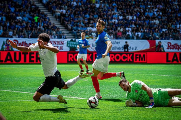 Deutschland: Fussball: bfv-Rothaus-Pokal 2025 2026 , Finale - VfR Mannheim vs SV Waldhof Mannheim - Carl-Benz-Stadion (Mannheim) : Samuel Abifade (SV Waldhof Mannheim, 17) , David Nreca-Bisinger (VfR Mannheim, 1) Copyright: xBennetxLongx