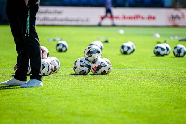Deutschland: Fussball: bfv-Rothaus-Pokal 2025 2026 , Finale - VfR Mannheim vs SV Waldhof Mannheim - Carl-Benz-Stadion (Mannheim) : Bälle, Ball, Rasen Copyright: xBennetxLongx