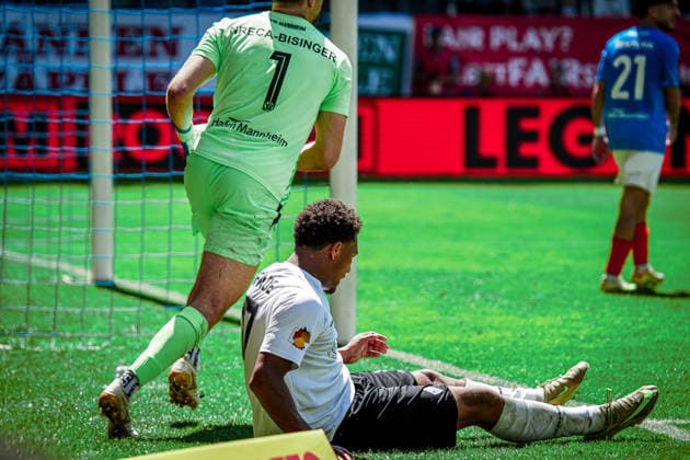 Deutschland: Fussball: bfv-Rothaus-Pokal 2025 2026 , Finale - VfR Mannheim vs SV Waldhof Mannheim - Carl-Benz-Stadion (Mannheim) : David Nreca-Bisinger (VfR Mannheim, 1) , Samuel Abifade (SV Waldhof Mannheim, 17) am Boden Copyright: xBennetxLongx