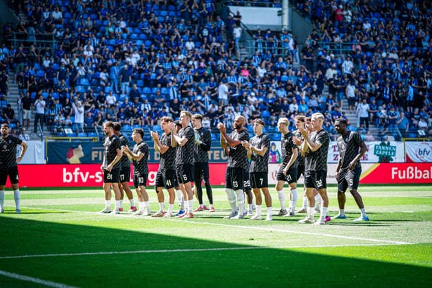 Deutschland: Fussball: bfv-Rothaus-Pokal 2025 2026 , Finale - VfR Mannheim vs SV Waldhof Mannheim - Carl-Benz-Stadion (Mannheim) : Mannschaft, Gestik, Geste Copyright: xBennetxLongx
