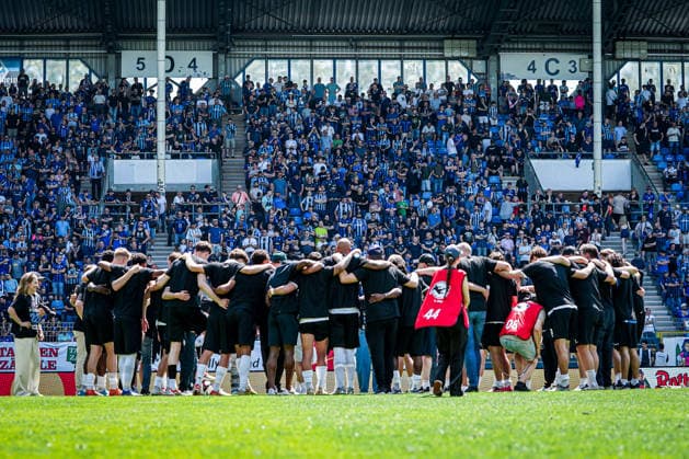 Deutschland: Fussball: bfv-Rothaus-Pokal 2025 2026 , Finale - VfR Mannheim vs SV Waldhof Mannheim - Carl-Benz-Stadion (Mannheim) : Mannschaft, Fans, Tribüne Copyright: xBennetxLongx