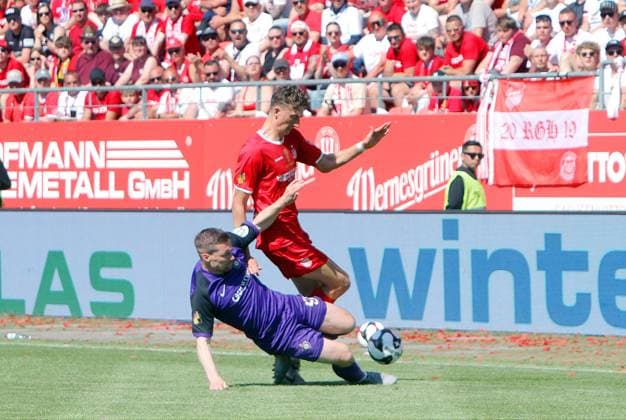 Anthony Barylla (Aue, links) im Zweikampf mit Lukas Eixler (Zwickau) Fußball Landespokal Sachsen Finale FSV Zwickau - FC Erzgebirge Aue am 23.5.2026 FSV Zwickau - Erzgebirge Aue
