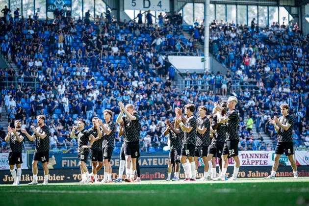 Deutschland: Fussball: bfv-Rothaus-Pokal 2025 2026 , Finale - VfR Mannheim vs SV Waldhof Mannheim - Carl-Benz-Stadion (Mannheim) : Mannschaft, Tribüne, Geste, Gestik Copyright: xBennetxLongx