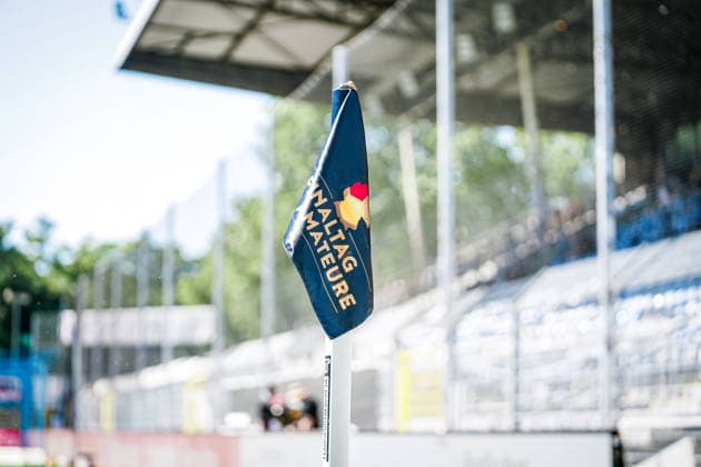 Deutschland: Fussball: bfv-Rothaus-Pokal 2025 2026 , Finale - VfR Mannheim vs SV Waldhof Mannheim - Carl-Benz-Stadion (Mannheim) : Eckfahne, Symbol Copyright: xBennetxLongx