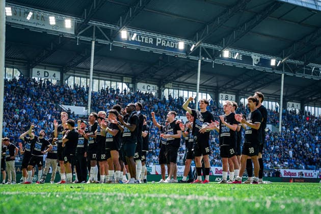 Deutschland: Fussball: bfv-Rothaus-Pokal 2025 2026 , Finale - VfR Mannheim vs SV Waldhof Mannheim - Carl-Benz-Stadion (Mannheim) : Mannschaft, Gestik, Gesten Copyright: xBennetxLongx