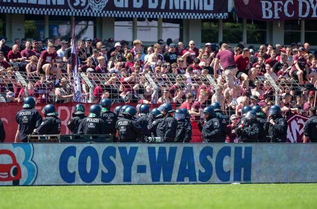 Fußball, Herren, Saison 2025 2026, Finale COSY-WASCH Landespokal Berlin, VSG Altglienicke - BFC Dynamo, einige Fans des BFC versuchten nach Abpfiff den Platz zu stürmen, die Polizei griff ein, 23.05. 2026, Copyright: xMatthiasxKochx