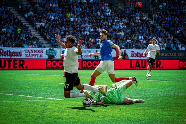Deutschland: Fussball: bfv-Rothaus-Pokal 2025 2026 , Finale - VfR Mannheim vs SV Waldhof Mannheim - Carl-Benz-Stadion (Mannheim) : Samuel Abifade (SV Waldhof Mannheim, 17) , David Nreca-Bisinger (VfR Mannheim, 1) Copyright: xBennetxLongx