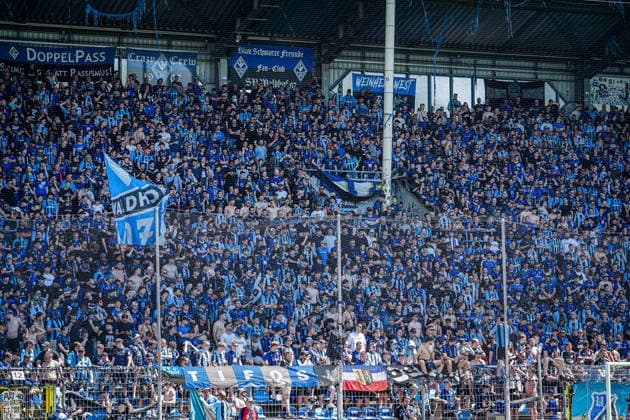 Deutschland: Fussball: bfv-Rothaus-Pokal 2025 2026 , Finale - VfR Mannheim vs SV Waldhof Mannheim - Carl-Benz-Stadion (Mannheim) : Fans, Tribüne Copyright: xBennetxLongx