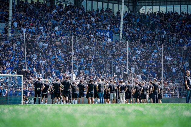 Deutschland: Fussball: bfv-Rothaus-Pokal 2025 2026 , Finale - VfR Mannheim vs SV Waldhof Mannheim - Carl-Benz-Stadion (Mannheim) : Mannschaft, Fans, Tribüne Copyright: xBennetxLongx