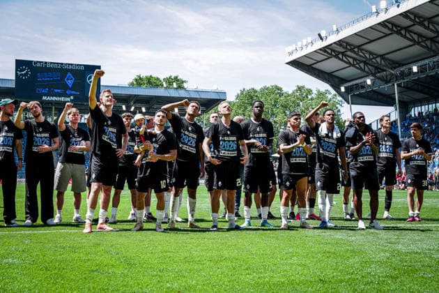 Deutschland: Fussball: bfv-Rothaus-Pokal 2025 2026 , Finale - VfR Mannheim vs SV Waldhof Mannheim - Carl-Benz-Stadion (Mannheim) : Mannschaft, Spieler, Jubel, Freude, Emotionen, Gestik, Gesten Copyright: xBennetxLongx