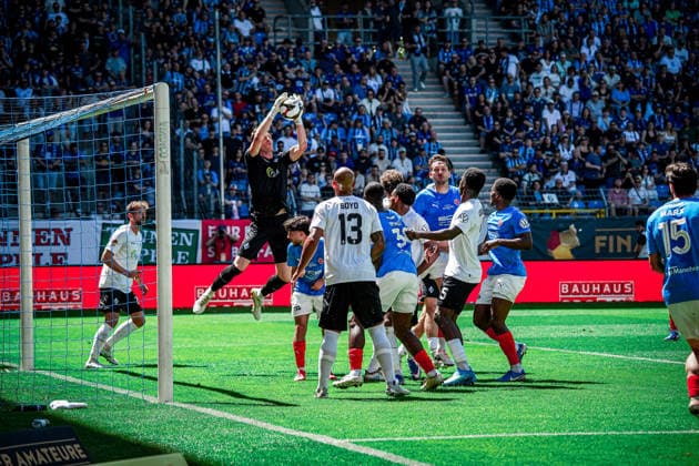 Deutschland: Fussball: bfv-Rothaus-Pokal 2025 2026 , Finale - VfR Mannheim vs SV Waldhof Mannheim - Carl-Benz-Stadion (Mannheim) : Thijmen Nijhuis (SV Waldhof Mannheim, 1) Eckball, Parade, am Ball Copyright: xBennetxLongx