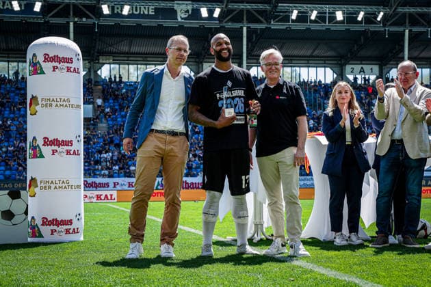 Deutschland: Fussball: bfv-Rothaus-Pokal 2025 2026 , Finale - VfR Mannheim vs SV Waldhof Mannheim - Carl-Benz-Stadion (Mannheim) : Terrence Boyd (SV Waldhof Mannheim, 13) Siegerehrung, Freude, Spieler des Spiels Copyright: xBennetxLongx