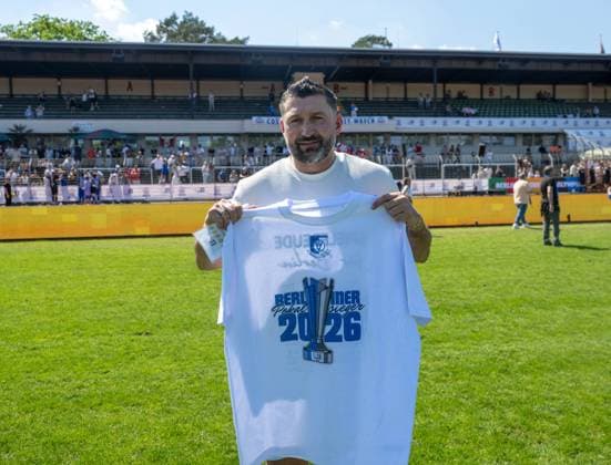 Fußball, Herren, Saison 2025 2026, Finale COSY-WASCH Landespokal Berlin, VSG Altglienicke - BFC Dynamo, Sportlicher Leiter Torsten Mattuschka (VSG Altglienicke), Jubel nach dem Abpfiff mit Siegerhemd, 23.05. 2026, Copyright: xMatthiasxKochx