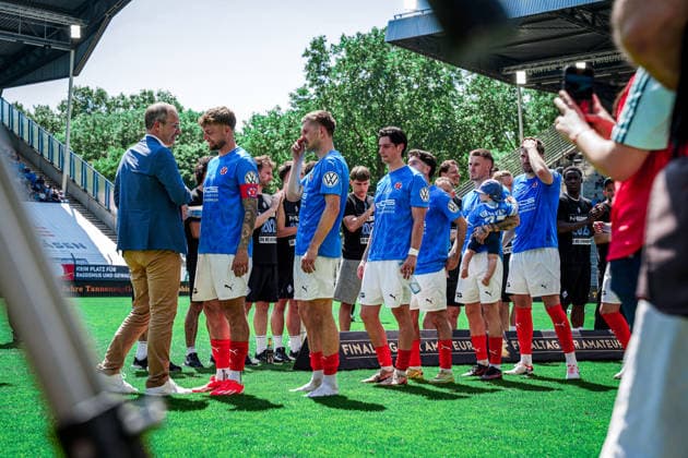 Deutschland: Fussball: bfv-Rothaus-Pokal 2025 2026 , Finale - VfR Mannheim vs SV Waldhof Mannheim - Carl-Benz-Stadion (Mannheim) : Mannschaft, Spieler, Siegerehrung, Spalier Copyright: xBennetxLongx