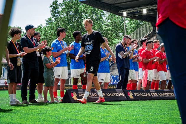 Deutschland: Fussball: bfv-Rothaus-Pokal 2025 2026 , Finale - VfR Mannheim vs SV Waldhof Mannheim - Carl-Benz-Stadion (Mannheim) : Mannschaft, Spieler, Siegerehrung, Spalier Copyright: xBennetxLongx