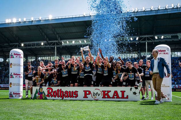 Deutschland: Fussball: bfv-Rothaus-Pokal 2025 2026 , Finale - VfR Mannheim vs SV Waldhof Mannheim - Carl-Benz-Stadion (Mannheim) : Mannschaft, Spieler, Siegerehrung, Jubel, Freude, Emotionen, Pokal Copyright: xBennetxLongx