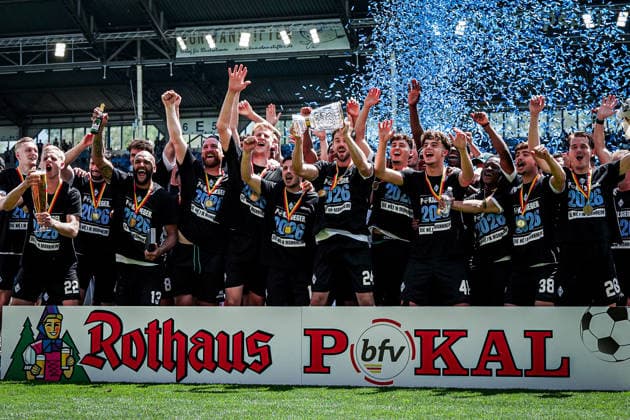 Deutschland: Fussball: bfv-Rothaus-Pokal 2025 2026 , Finale - VfR Mannheim vs SV Waldhof Mannheim - Carl-Benz-Stadion (Mannheim) : Mannschaft, Spieler, Siegerehrung, Jubel, Freude, Emotionen, Pokal Copyright: xBennetxLongx