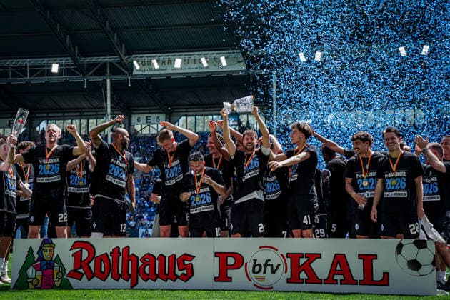 Deutschland: Fussball: bfv-Rothaus-Pokal 2025 2026 , Finale - VfR Mannheim vs SV Waldhof Mannheim - Carl-Benz-Stadion (Mannheim) : Mannschaft, Spieler, Siegerehrung, Jubel, Freude, Emotionen, Pokal Copyright: xBennetxLongx