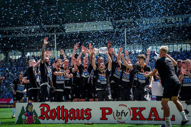 Deutschland: Fussball: bfv-Rothaus-Pokal 2025 2026 , Finale - VfR Mannheim vs SV Waldhof Mannheim - Carl-Benz-Stadion (Mannheim) : Mannschaft, Spieler, Siegerehrung, Jubel, Freude, Emotionen, Pokal Copyright: xBennetxLongx