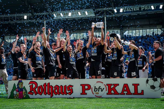 Deutschland: Fussball: bfv-Rothaus-Pokal 2025 2026 , Finale - VfR Mannheim vs SV Waldhof Mannheim - Carl-Benz-Stadion (Mannheim) : Mannschaft, Spieler, Siegerehrung, Jubel, Freude, Emotionen, Pokal *** Germany Football bfv Rothaus Pokal 2025 2026 , Final VfR Mannheim vs SV Waldhof Mannheim Carl Benz Stadion Mannheim Team, Players, Award Ceremony, Cheers, Joy, Emotions, Cup Copyright: xBennetxLongx
