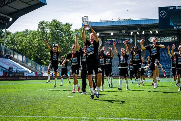 Deutschland: Fussball: bfv-Rothaus-Pokal 2025 2026 , Finale - VfR Mannheim vs SV Waldhof Mannheim - Carl-Benz-Stadion (Mannheim) : Mannschaft, Spieler, Jubel, Freude, Emotionen, Pokal Copyright: xBennetxLongx