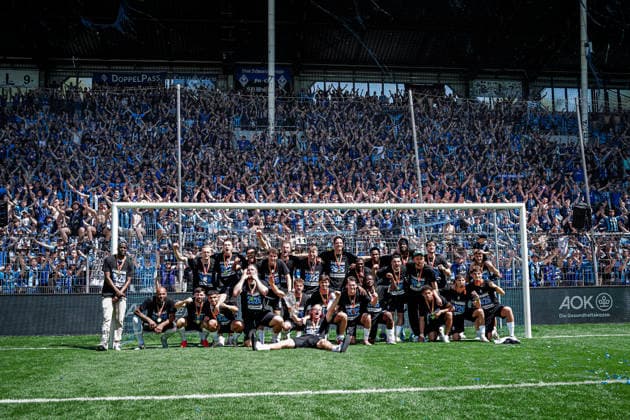 Deutschland: Fussball: bfv-Rothaus-Pokal 2025 2026 , Finale - VfR Mannheim vs SV Waldhof Mannheim - Carl-Benz-Stadion (Mannheim) : Mannschaft, Spieler, Jubel, Freude, Emotionen, Gestik, Gesten, Fans, Tribüne Copyright: xBennetxLongx