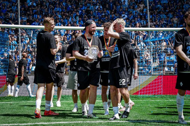 Deutschland: Fussball: bfv-Rothaus-Pokal 2025 2026 , Finale - VfR Mannheim vs SV Waldhof Mannheim - Carl-Benz-Stadion (Mannheim) : Mannschaft, Spieler, Jubel, Freude, Emotionen, Gestik, Gesten, Fans, Tribüne Copyright: xBennetxLongx