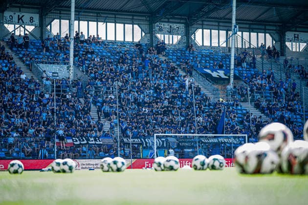 Deutschland: Fussball: bfv-Rothaus-Pokal 2025 2026 , Finale - VfR Mannheim vs SV Waldhof Mannheim - Carl-Benz-Stadion (Mannheim) : Bälle, Rasen, Tribüne Copyright: xBennetxLongx