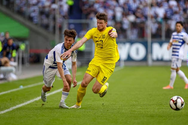 23.05.2026, GER, Fussball, Herren, Niederrheinpokal Finale, Saison 2025 2026, SC St. Tönis - MSV Duisburg Jan-Simon Symalla (MSV Duisburg) und Morten Heffungs (St. Tönis) im Kampf um den Ball Duisburg schauinsland-reisen-Arena Nordrhein-Westfalen Deutschland Copyright: xAdrianxSchlüterx