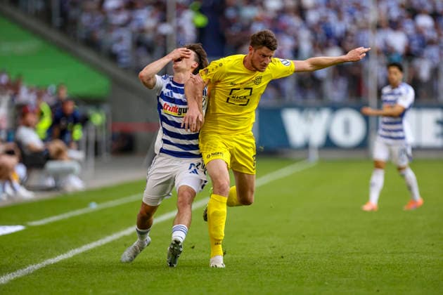23.05.2026, GER, Fussball, Herren, Niederrheinpokal Finale, Saison 2025 2026, SC St. Tönis - MSV Duisburg Jan-Simon Symalla (MSV Duisburg) und Morten Heffungs (St. Tönis) im Kampf um den Ball Duisburg schauinsland-reisen-Arena Nordrhein-Westfalen Deutschland Copyright: xAdrianxSchlüterx