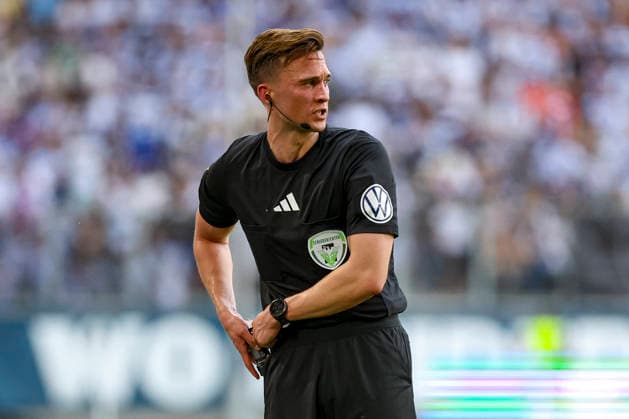 23.05.2026, GER, Fussball, Herren, Niederrheinpokal Finale, Saison 2025 2026, SC St. Tönis - MSV Duisburg Schiedsrichter Jan Peter Weßels schaut Duisburg schauinsland-reisen-Arena Nordrhein-Westfalen Deutschland Copyright: xAdrianxSchlüterx