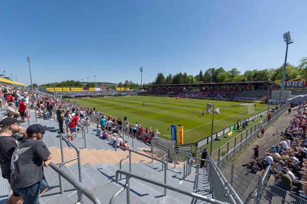 v.l.n.r.: Langsam füllt sich die Arena zum Finale des Bayerischen Toto-Pokals zwischen dem FC Würzburger Kickers und dem TSV 1860 München im Stadion am Dallenberg, Würzburg, Deutschland, am 23. Mai 2026. Copyright: HMBxMedia xHeikoxBecker