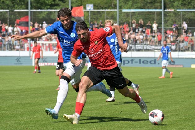 Michael Kleinschrodt (SG Sonnenhof Grossaspach, 11) am mit Ball im Zweikampf mit Milan Petrovic (SV Stuttgarter Kickers, 04) SV Stuttgarter Kickers vs. SG Sonnenhof Grossaspach, Fussball, Maenner, DB-Regio wfv-Pokalfinale, Saison 2025 2026, 23.05.2026 SV Stuttgarter Kickers vs. SG Sonnenhof Grossaspach, Fussball, Maenner, DB-Regio wfv-Pokalfinale, Saison 2025 2026, 23.05.2026 Stuttgart *** Michael Kleinschrodt SG Sonnenhof Grossaspach, 11 am with ball in duel with Milan Petrovic SV Stuttgarter Kickers, 04 SV Stuttgarter Kickers vs SG Sonnenhof Grossaspach, Football, Men, DB Regio wfv Cup Final, Season 2025 2026, 23 05 2026 SV Stuttgarter Kickers vs SG Sonnenhof Grossaspach, Football, Men, DB Regio wfv Cup Final, Season 2025 2026, 23 05 2026 Stuttgart Copyright: xEibner-Pressefoto TobiasxBaurx EP_TBR