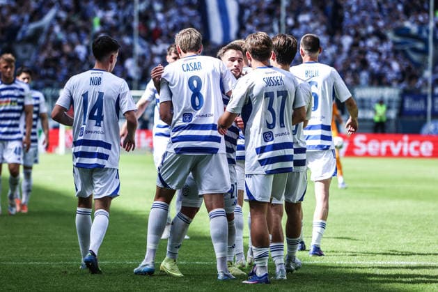 Fussball, FVN Niederrheinpokal Saison 2025 2026 Finale SC St. Tönos 11 20 vs MSV Duisburg 16.05.2026, schauinsland-reisen-arena Torjubel MSV Duisburg nach dem Tor zum 2-0 durch einen Elfmeter von Aljaz Casar (MSV Duisburg, 8), die Spieler freuen sich Duisburg schauinsland-reisen-arena Nordrhein-Westfalen Deutschland