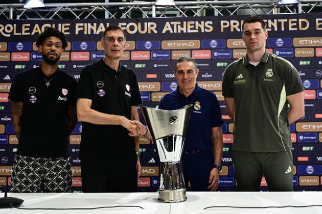 Pressconference Olympiacos v Real Madrid Final Euroleague Georgios Bartzokas and Tyler Dorsey of Olympiacos, and Mario Hezonja of Real Madrid and Sergio Scariolo of Real Madrid posing with the championship trophy during the press conference, PK, Pressekonferenz prior to the Euroleague Final Four game between Olympiacos and Real Madrid in Athens, Greece, on May 23, 2026 Athens Greece Basketball Copyright: xAgenciaxLOFx
