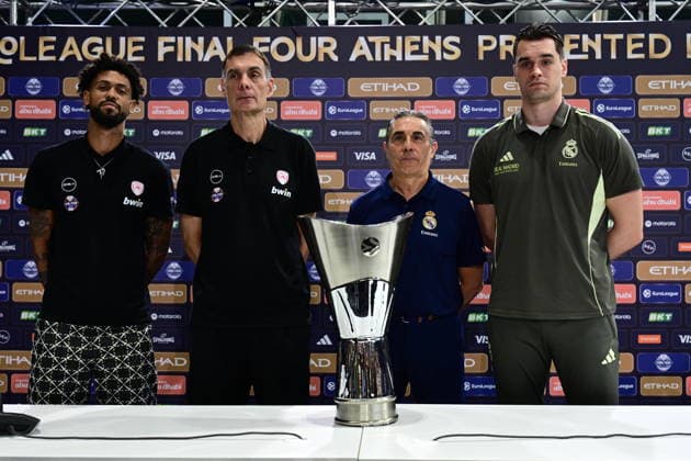 Pressconference Olympiacos v Real Madrid Final Euroleague Georgios Bartzokas and Tyler Dorsey of Olympiacos, and Mario Hezonja of Real Madrid and Sergio Scariolo of Real Madrid posing with the championship trophy during the press conference, PK, Pressekonferenz prior to the Euroleague Final Four game between Olympiacos and Real Madrid in Athens, Greece, on May 23, 2026 Athens Greece Basketball Copyright: xAgenciaxLOFx