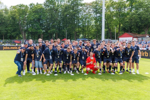 Gruppenfoto SV Pastow nach der Siegerehrung; GER, FC Hansa Rostock vs. SV Pastow, Fußball, Männer, Lübzer Pils Landespokal, Finale, Spielzeit 2025 2026, 23.05.2026 Greifswald Volksstadion Mecklenburg - Vorpommern Deutschland