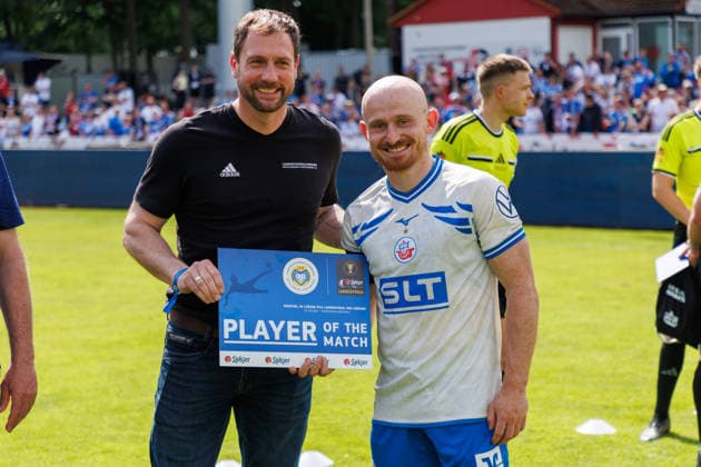 links Präsident des Landesfußballverbandes Mecklenburg-Vorpommern (LFV) Dr. Heiko Lex mit dem Spieler des Tages Maximilian Krauß (Rostock) .; GER, FC Hansa Rostock vs. SV Pastow, Fußball, Männer, Lübzer Pils Landespokal, Finale, Spielzeit 2025 2026, 23.05.2026 Greifswald Volksstadion Mecklenburg - Vorpommern Deutschland