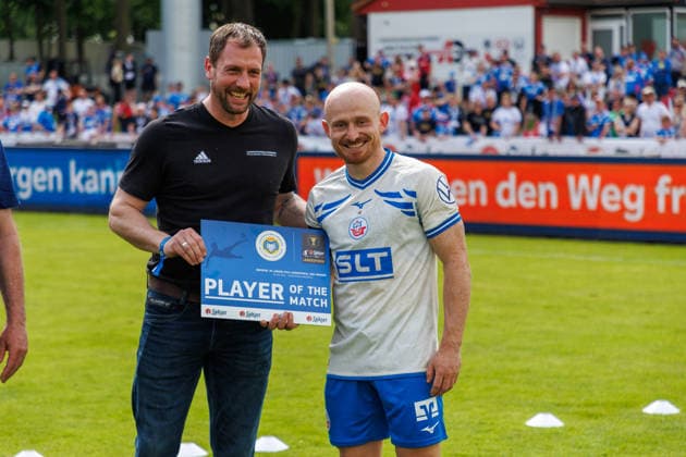 links Präsident des Landesfußballverbandes Mecklenburg-Vorpommern (LFV) Dr. Heiko Lex mit dem Spieler des Tages Maximilian Krauß (Rostock) .; GER, FC Hansa Rostock vs. SV Pastow, Fußball, Männer, Lübzer Pils Landespokal, Finale, Spielzeit 2025 2026, 23.05.2026 Greifswald Volksstadion Mecklenburg - Vorpommern Deutschland