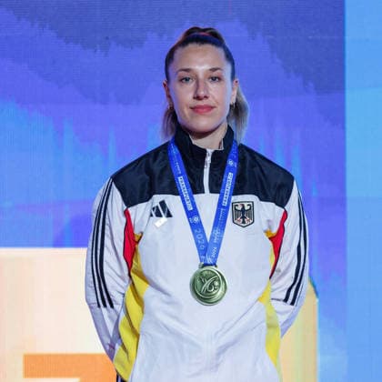 Siegerehrung Frauen Kumite 68+; Johanna Kneer (GER); Drittplatzierte, Bronzemedaille, 23.05.2026, Frankfurt am Main (Deutschland), 61. Karate-Europameisterschaften 2026 Frankfurt Main