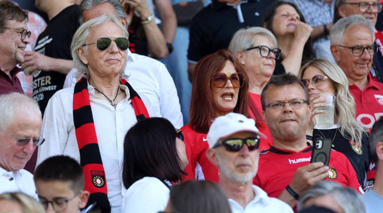 Stuttgart-Degerloch, Fußball Wfv-Pokalfinale Stuttgarter Kickers vs. SG Sonnenhof Großaspach, v.l. Uli Ferber und Andrea Berg auf der Tribüne