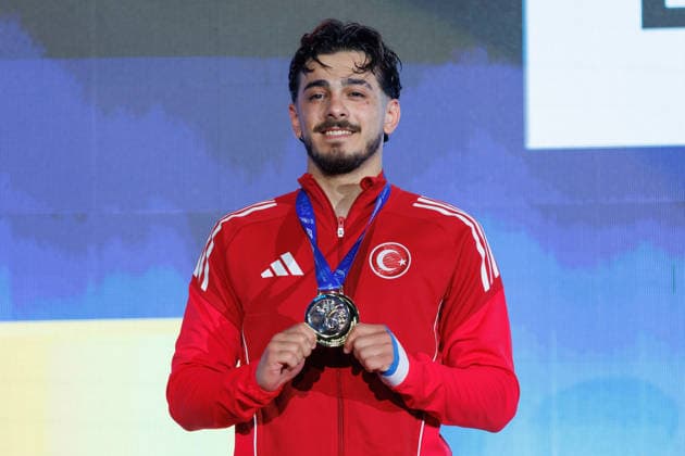 Siegerehrung Männer Kumite -75; Omer Faruk Yurur (TUR); Sieger, Erstplatzierter, Goldmedaille, 23.05.2026, Frankfurt am Main (Deutschland), 61. Karate-Europameisterschaften 2026 Frankfurt Main