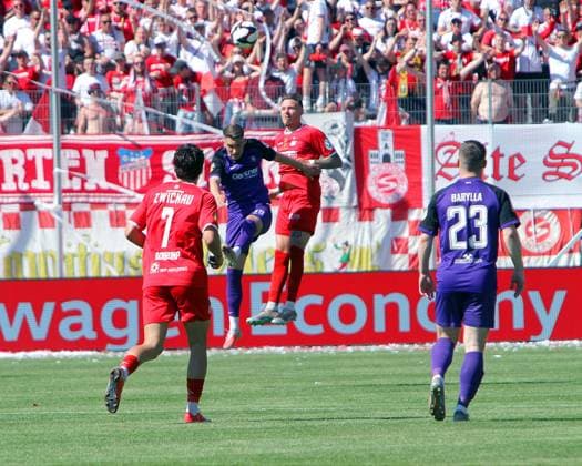 Julian Guttau (Aue, links) im Kopfballduell mit Sandro Sengersdorf (Zwickau) , vorne Veron Dobruna (Zwickau) und Anthony Barylla (Aue) Fußball Landespokal Sachsen Finale FSV Zwickau - FC Erzgebirge Aue am 23.5.2026 FSV Zwickau - Erzgebirge Aue