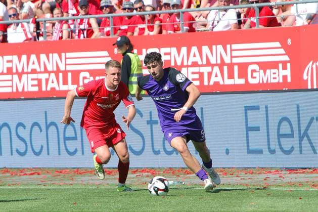 Lucan Simnica (Aue, rechts) im Laufduell mit Daniel Haubner (Zwickau) Fußball Landespokal Sachsen Finale FSV Zwickau - FC Erzgebirge Aue am 23.5.2026 FSV Zwickau - Erzgebirge Aue