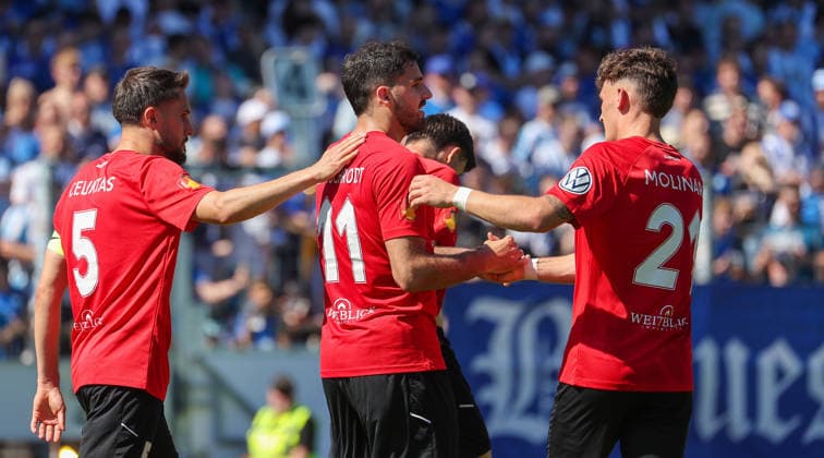 Stuttgart-Degerloch, Fußball Wfv-Pokalfinale Stuttgarter Kickers vs. SG Sonnenhof Großaspach, Jubel über das Tor zum 0:1. v.l. Volkan Celiktas, Torschütze Michael Kleinschrodt und Luca Damiano Molinari (Großaspach)