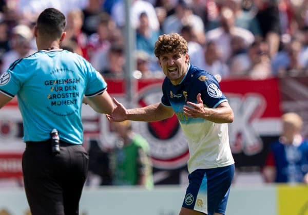 Enzo Wirtz (Fortuna Koeln, 9) diskutiert in Richtung Tarik Damar (DFB-Schiedsrichter) SC Fortuna Köln vs. Viktoria Köln 23.05.2026 Fussball, Bitburger-Pokalfinale 2026, GER, Sportpark Höhenberg, Köln Copyright: HMBxMedia xMarcoxBader