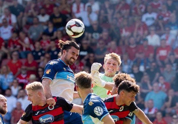 David Kamm Al-Azzawe (Fortuna Koeln, 15) mit einem Kopfball nach einer Ecke. Klärt vor seinem Torwart Lennart Winkler (Fortuna Koeln, 1) SC Fortuna Köln vs. Viktoria Köln 23.05.2026 Fussball, Bitburger-Pokalfinale 2026, GER, Sportpark Höhenberg, Köln Copyright: HMBxMedia xMarcoxBader